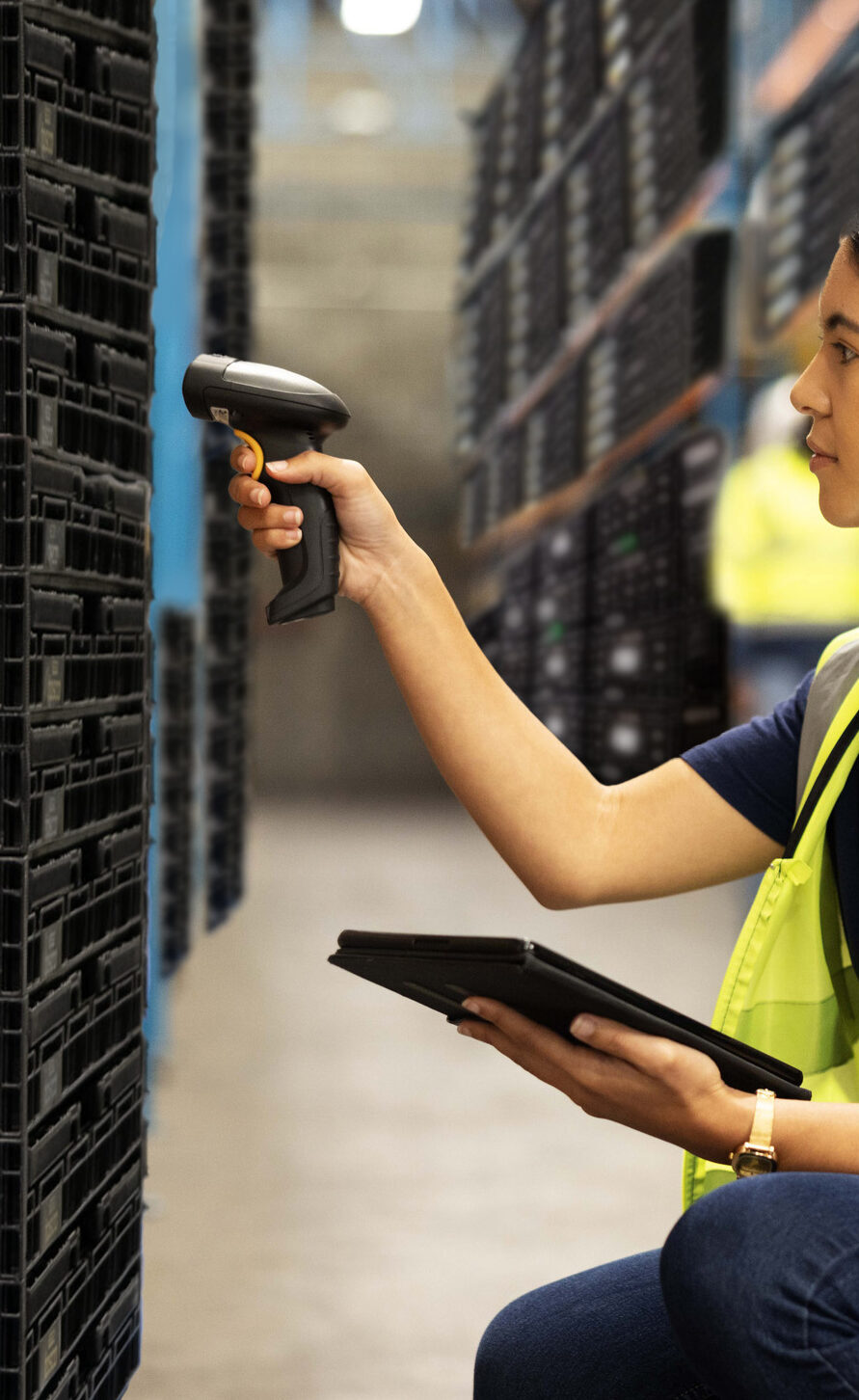 Crate-being-scanned-RFID