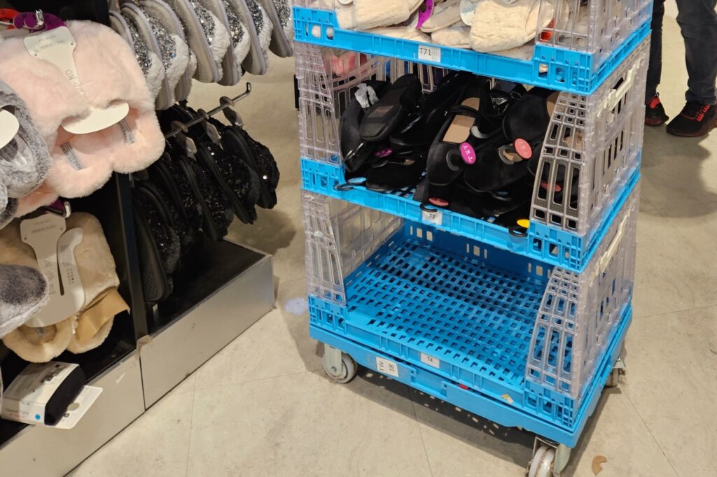 A fashion, home and beauty brand needed a more reliable, sustainable, labour-saving way to move products from distribution centre to stores. We replaced their wooden pallets with reusable Tosca plastic pallets, customised with handles on all sides so that workers could move them more quickly and easily.